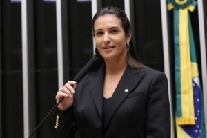 Roberta Roma passa por novo cateterismo após diagnóstico de doença coronariana; deputada está estável