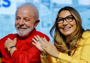 Janja afasta mulher que abraçou e puxou Lula durante caminhada