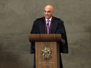 Moraes determina que Flávio Bolsonaro entregue passaporte e proíbe que ele deixe o país