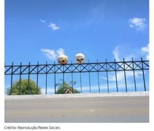 Dois crânios humanos são encontrados sobre grade de cemitério em Petrolina; prefeitura emite nota de repúdio