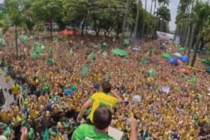 Flávio Bolsonaro reúne apoiadores em Belo Horizonte no último dia de campanha
