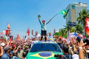 Em ato no Rio, Lula diz que Flávio é adversário de mais baixo nível e volta a citar morte de menina