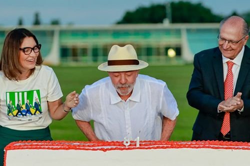 Lula comemora 81 anos e diz que fuga de Flávio é vergonhosa, mas reprova decisão de Moraes