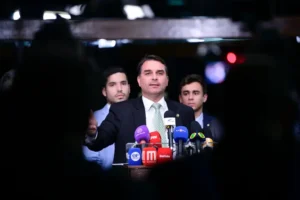 Flávio Bolsonaro fugiu do País sem avisar seus seguranças e descumpriu ordem do STF
