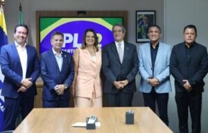 Sheila Lemos vai ao comando nacional do PL com marido e reforça apoio a Flávio Bolsonaro