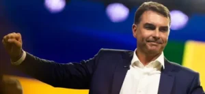 Deputados pedem que Flávio Bolsonaro perca mandato e tenha salário suspenso por fuga para os EUA
