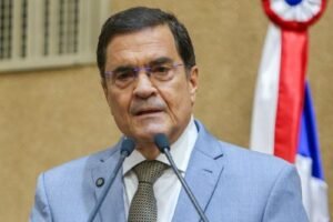 Deputado ironiza fuga de Flávio Bolsonaro: “quem falou tanto em mudança, se mudou para os Estados Unidos”