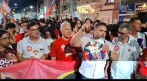 Juazeiro: Avenida Adolfo Viana é palco de estudantes e lideranças políticas declararem apoio a Lula no segundo turno