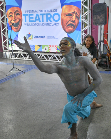 Com emoção e homenagens, Juazeiro abre o 1º Festival Nacional de Teatro Wellington Monteclaro